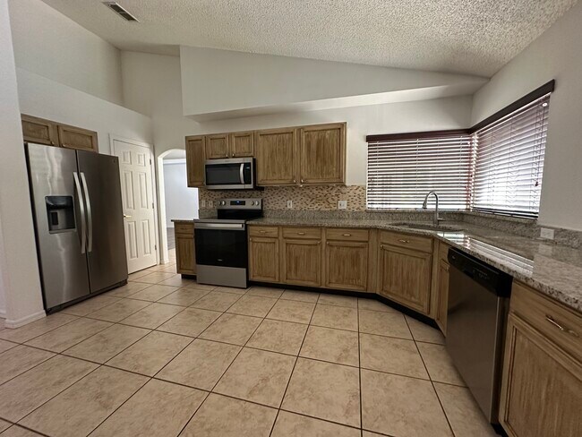 Building Photo - 231 Shady Oak Loop
