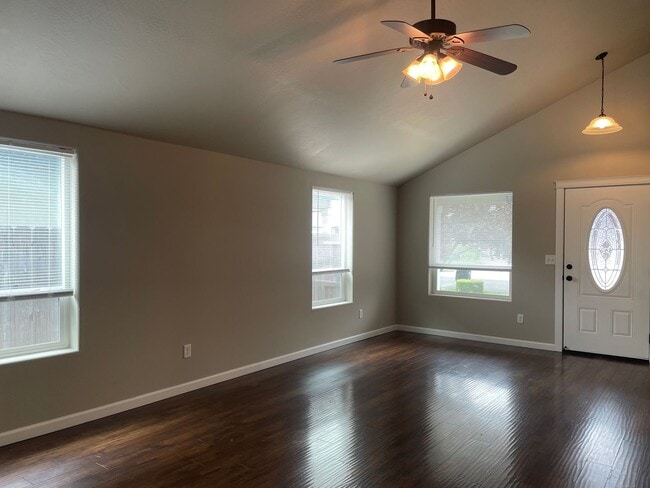 Building Photo - Beautiful 3 Bedroom 2 Bath Home Located in a Nice Medford Neighborhood