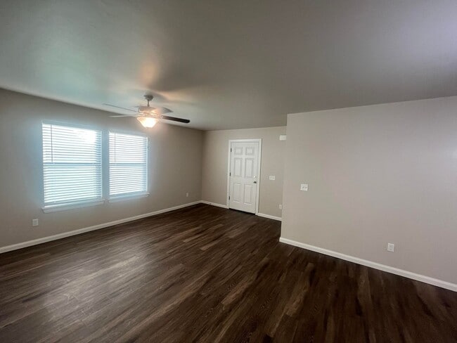 Building Photo - Stunning 3-Bedroom Home for Rent in Yukon,...