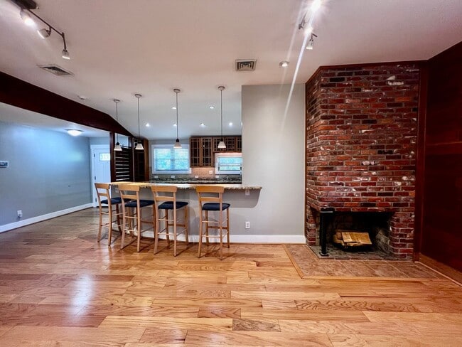 Building Photo - Beautiful waterfront home