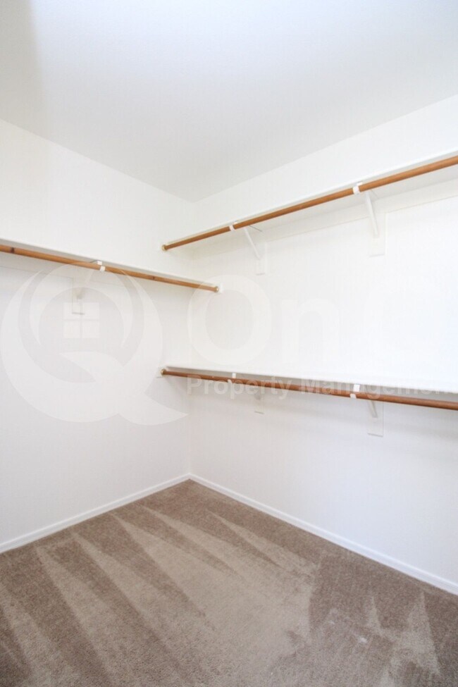 Building Photo - 490 W Ebony Way