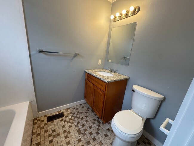 Building Photo - 119 W 39th St
