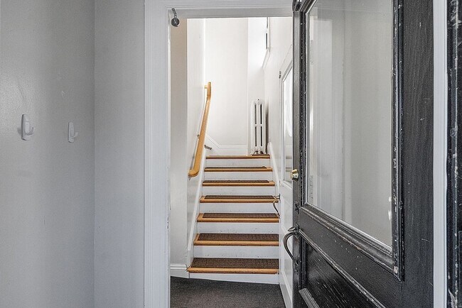 Building Photo - 733 Hale St