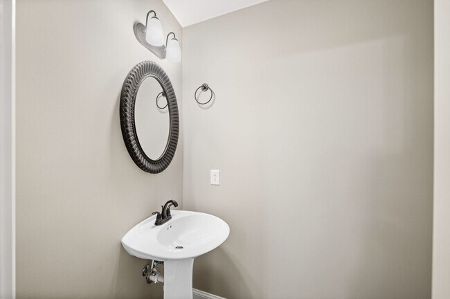 Building Photo - 2 Bedroom Condo For Rent With Community Swimming Pool!