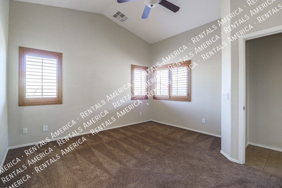 Building Photo - 2033 N Thunderbird Ave
