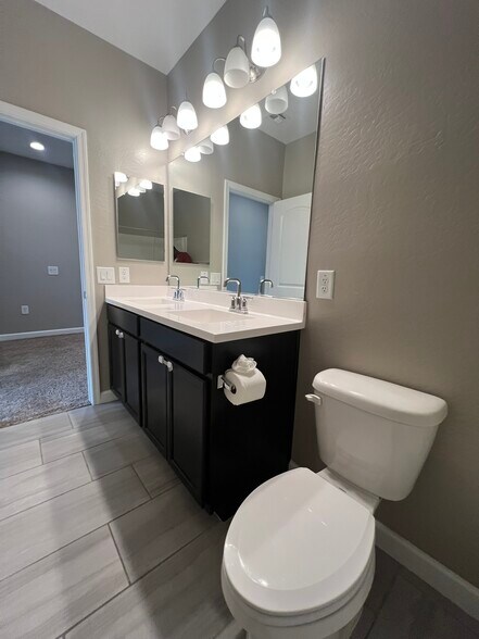 Building Photo - 1255 N Arizona Ave