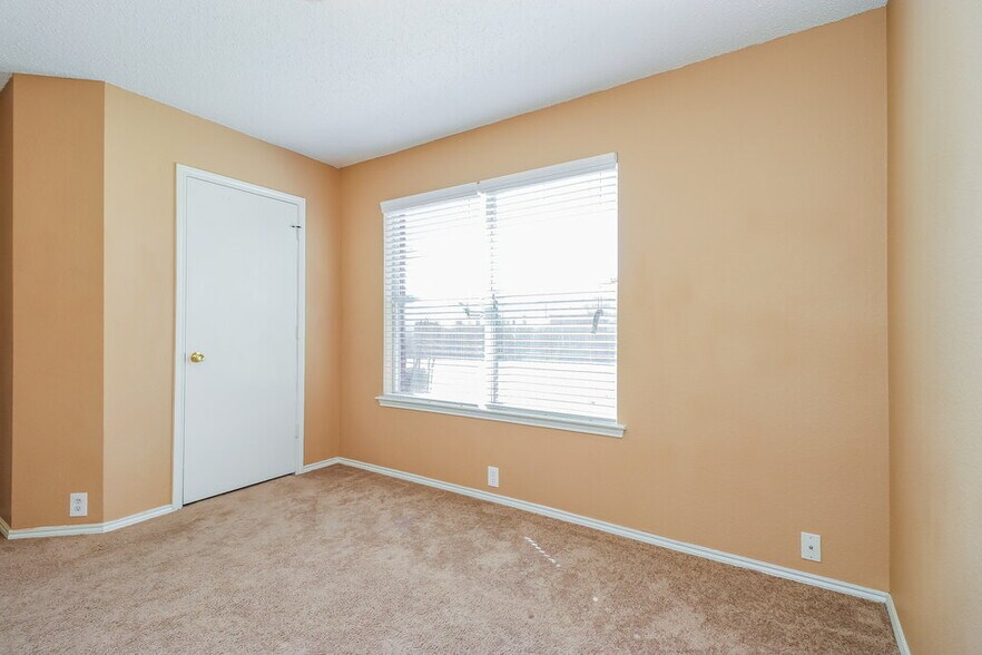 Building Photo - 6901 Baybridge Dr