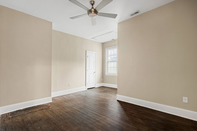 Building Photo - Quaint 3 Bedroom/2 Bath Home Located Near ...