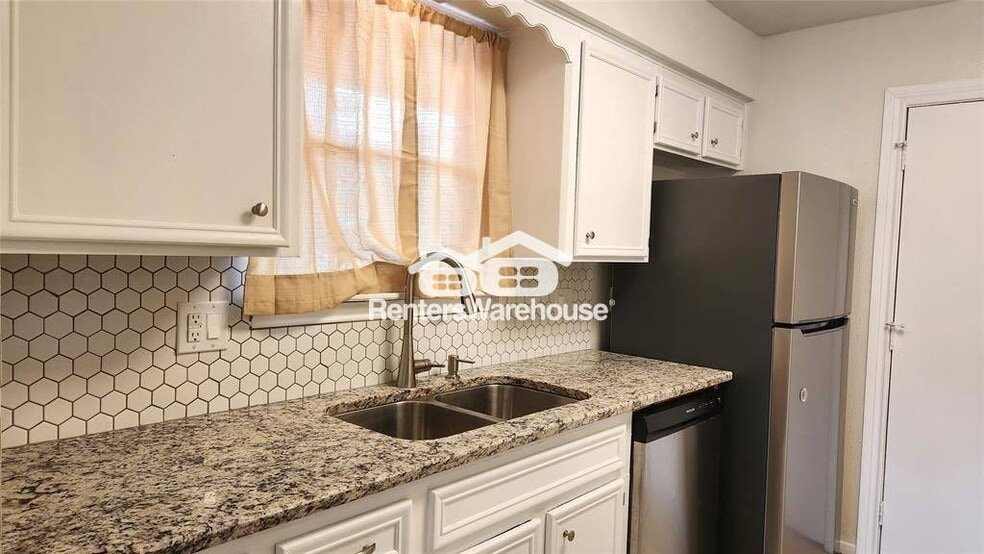 Building Photo - 2702 Foliage Green Dr