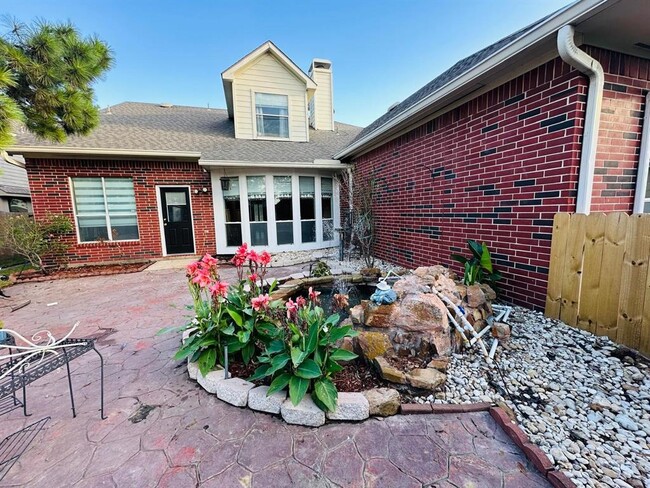Building Photo - 17014 Sandestine Dr