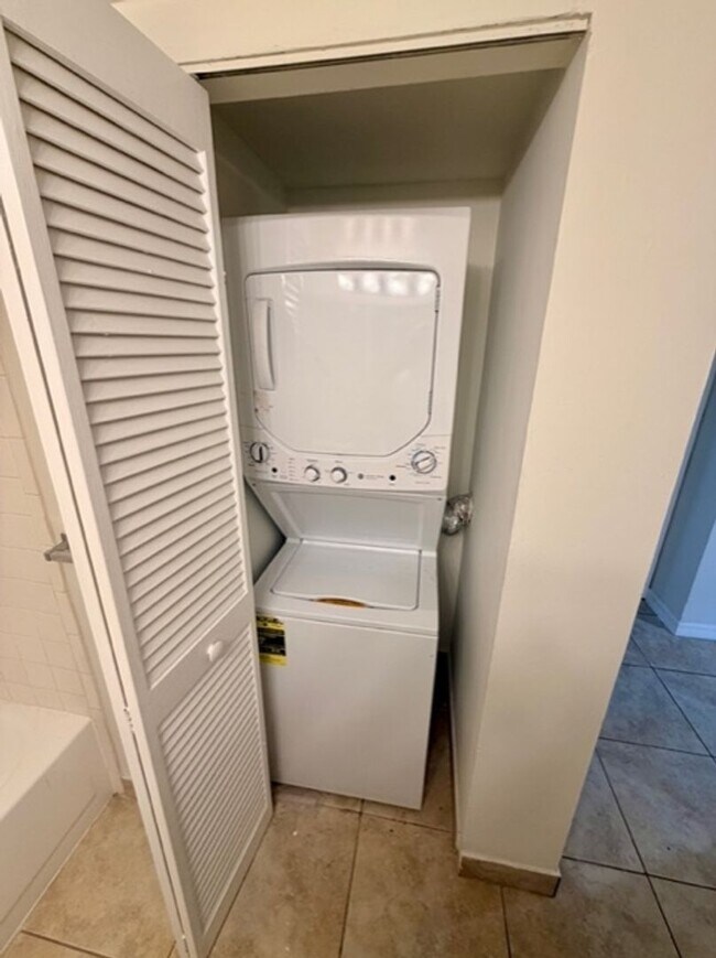 Building Photo - Great Condo in West Palm Beach