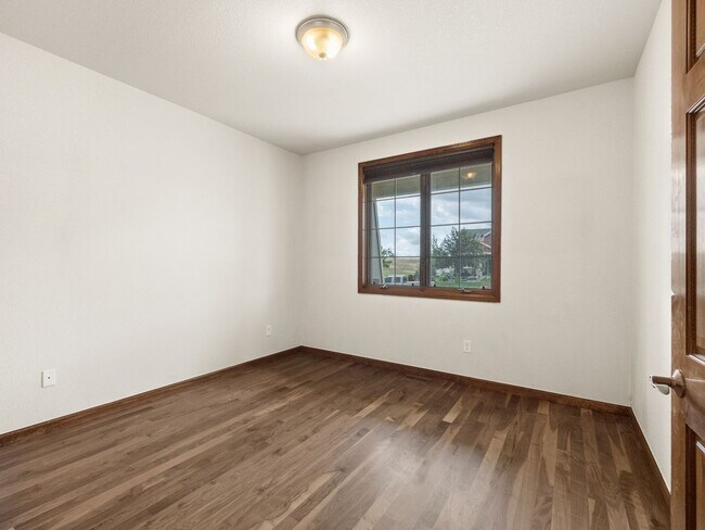 Building Photo - Exceptionally Spacious in the Pointe!