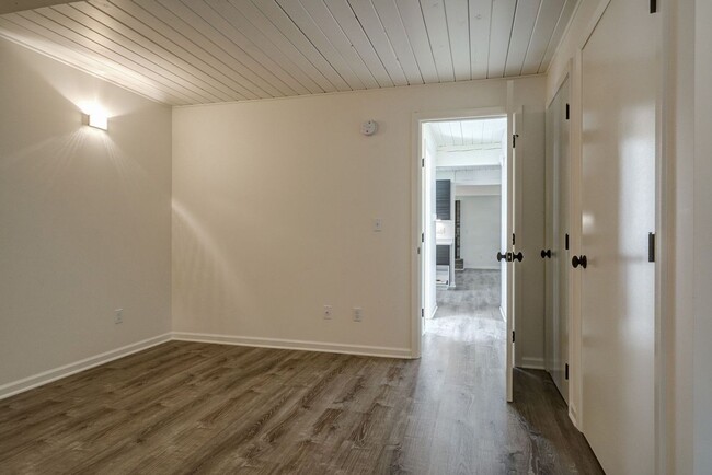Building Photo - Updated 3 Bedroom 2 Bath Single Level Dupl...