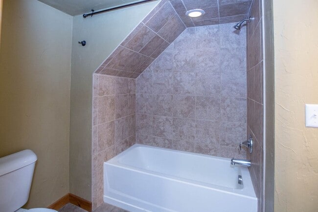 Building Photo - 4 bed/ 3 bath University Rental House ($3,...