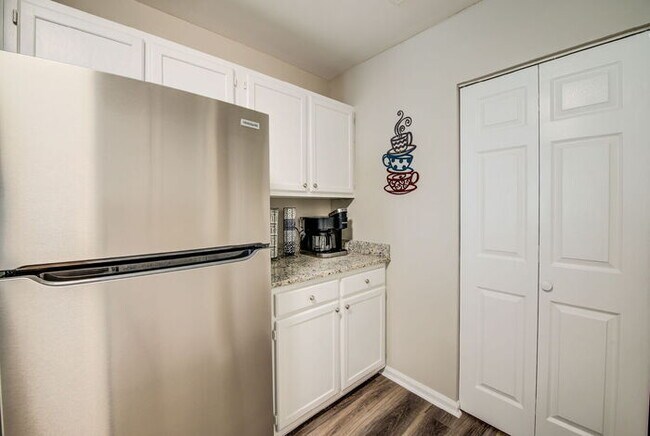 Building Photo - Coastal Comfort Awaits: Spacious 3-Bed, 2-...