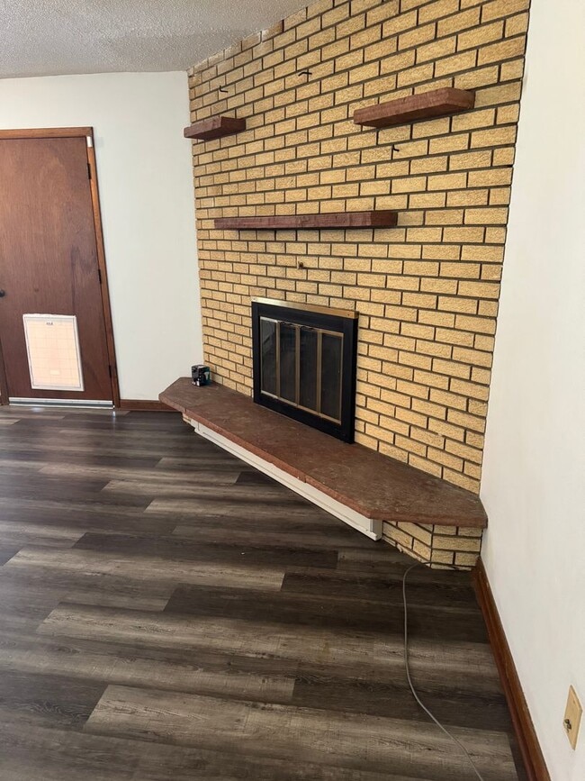 Building Photo - Country living at its best! Traditional farm house avail NOW