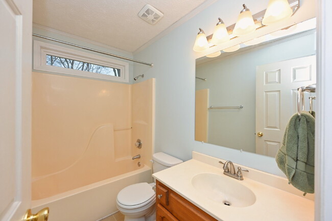 Building Photo - Car-free convenience! Modern 3 Bed Home Minutes from Downtown Gallatin