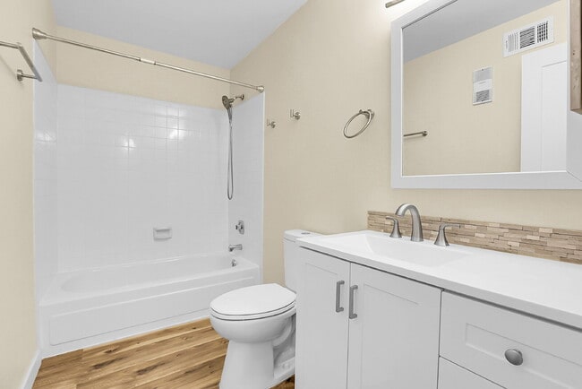 Building Photo - $1,995 - 2 Bed, 2 Bath Condo in Lakewood w...