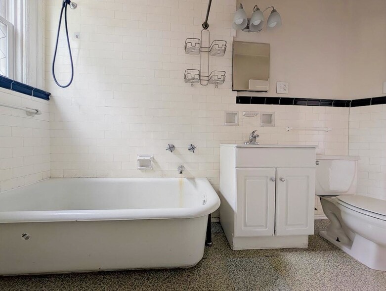 Second Floor Bathroom - 1106 George St