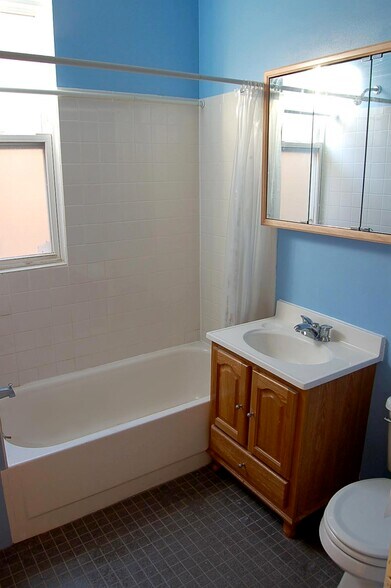 Building Photo - 3144 N Ridgeway Ave