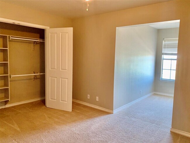 Building Photo - 220 Sandstone Dr