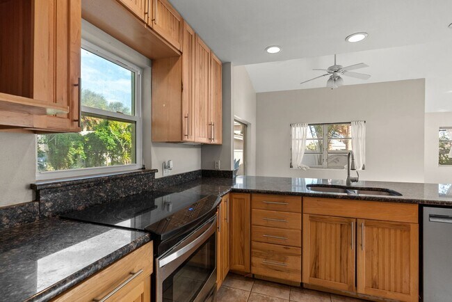 Building Photo - Waterfront 3 Bedroom in Yacht Club Estates