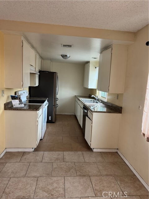 Building Photo - 1130 W Huntington Dr