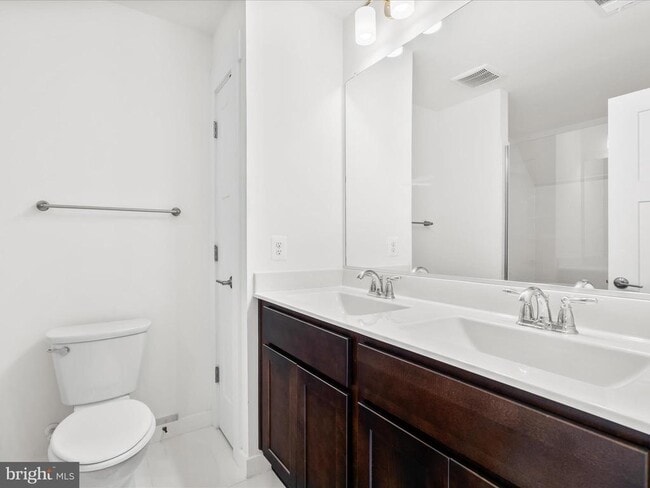 Building Photo - 404 Waverley Dr