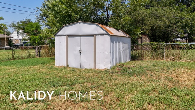 Building Photo - 1371 South Dr