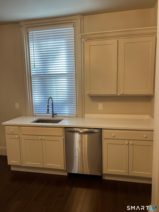 Building Photo - 214 Broadway