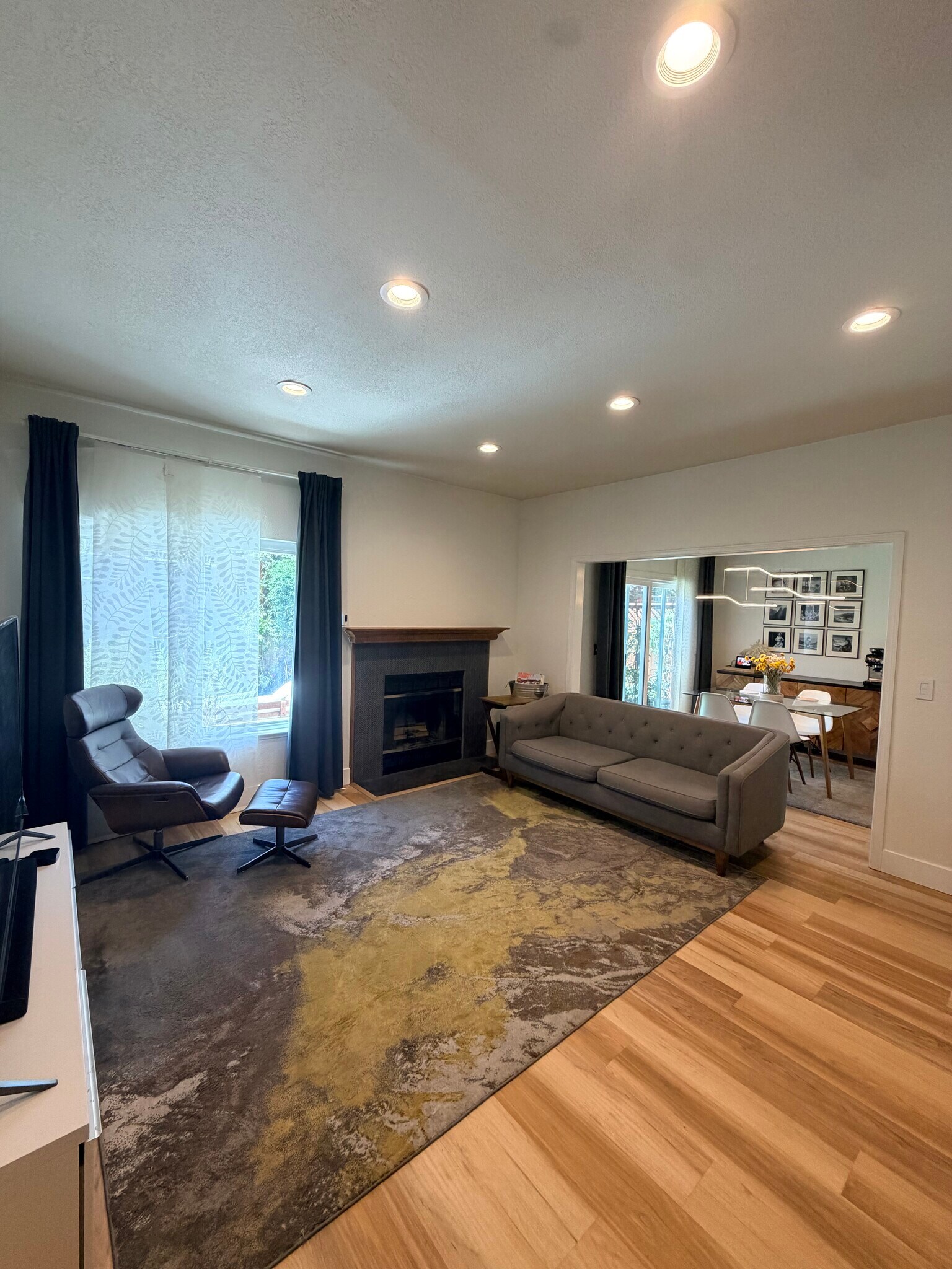 Living Room - 4135 Stanley Blvd