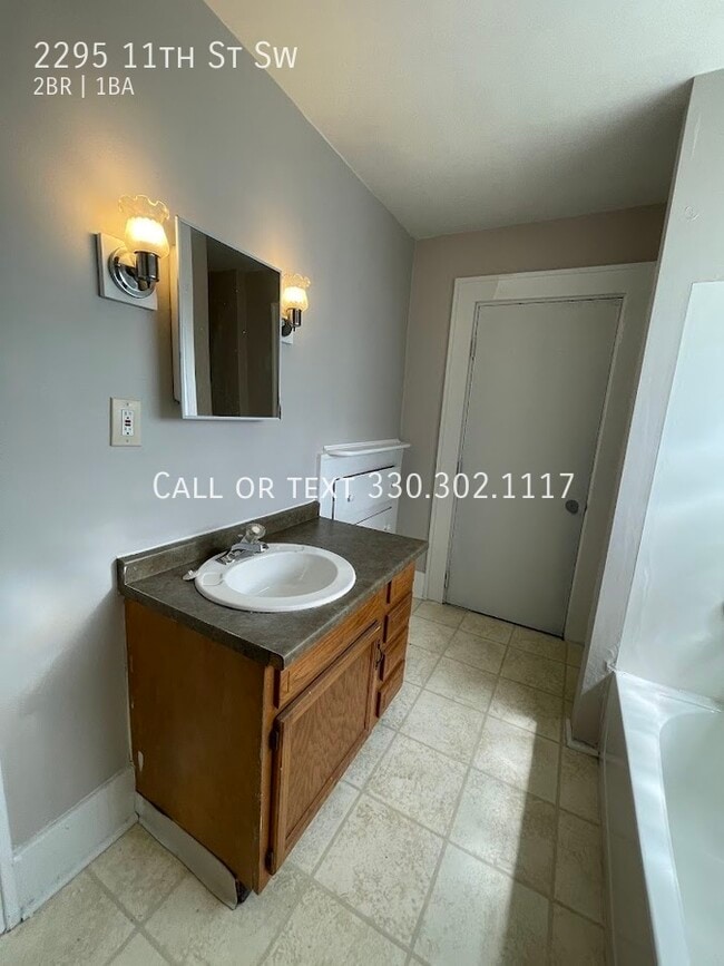 Building Photo - Two bedroom one bathroom second level apar...