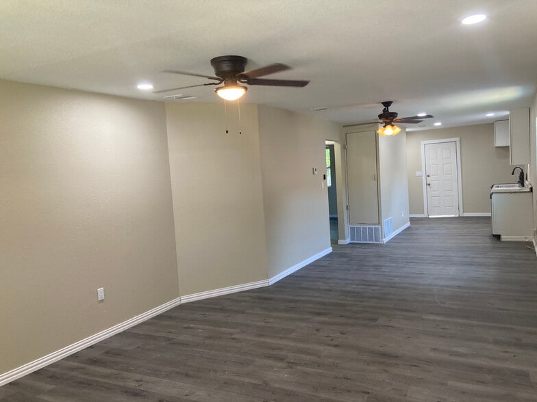 Building Photo - 2520 N Hickory St