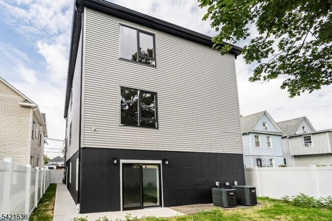 Building Photo - 223 Monroe Ave