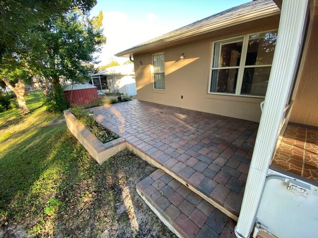 Building Photo - 3/2/2 great location