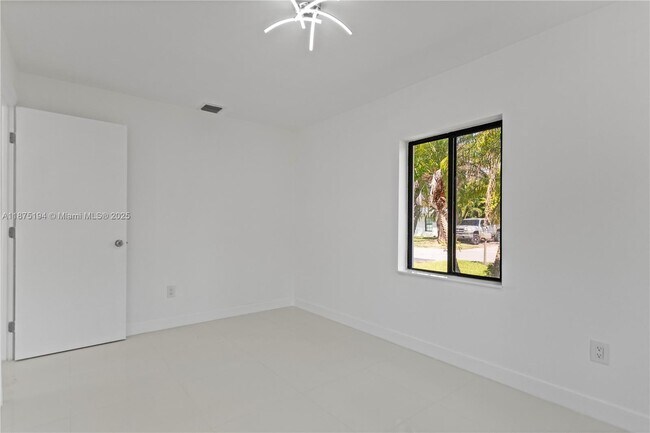 Building Photo - 1524 SW 32nd Ct