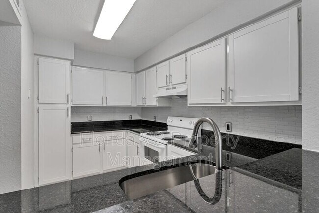 Building Photo - 13929 Fairway Island Dr