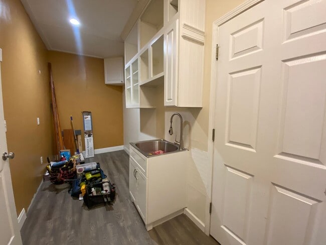 Building Photo - Beautiful 5 Bedroom Home!