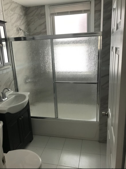 Building Photo - 142 Mapes Ave