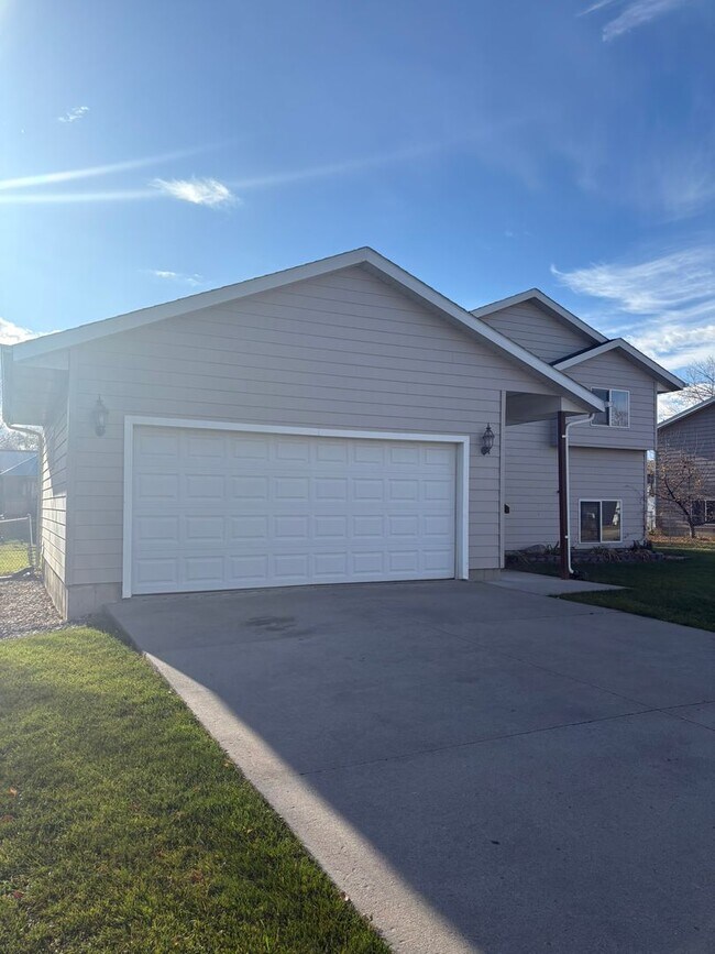 Building Photo - 3 BED | 2 BATH | SPLIT-FOYER HOME | RAPID VALLEY