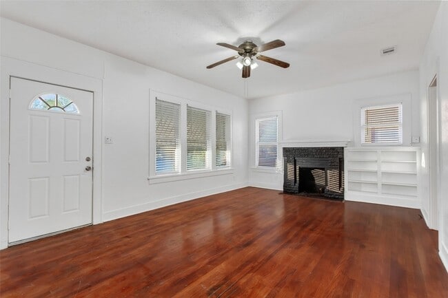 Building Photo - 5708 Live Oak St