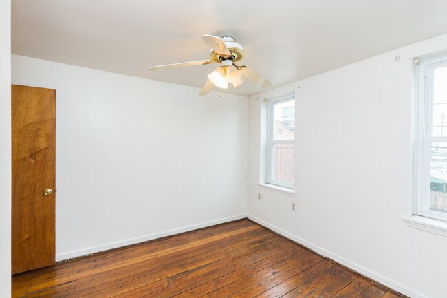 Building Photo - 2582 Collins St