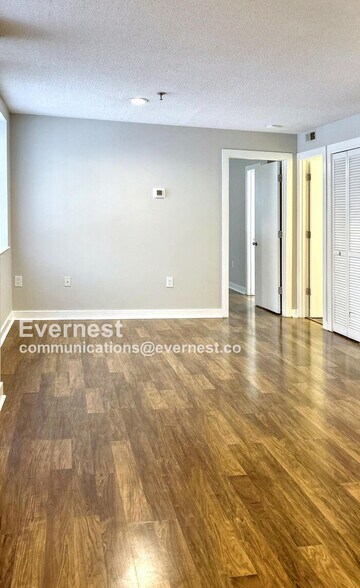 Building Photo - 315 N Spruce St