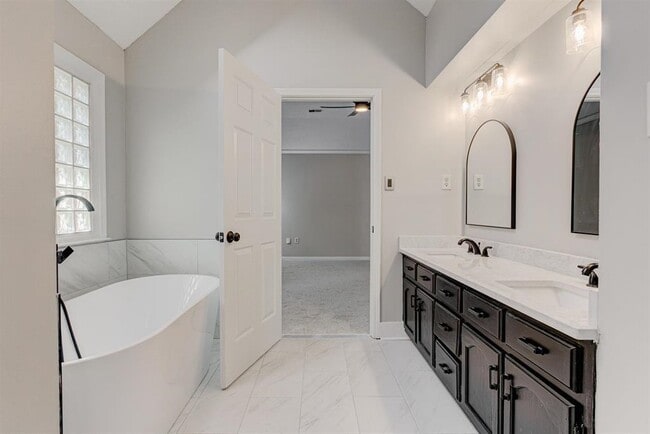 Building Photo - 7801 Autumn Creek Dr