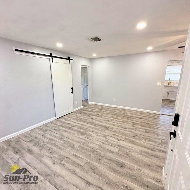 Building Photo - 332 S Seneca Blvd