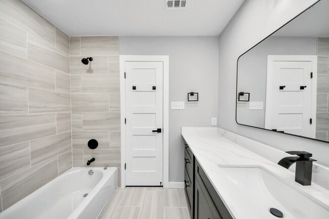 Building Photo - 1218 Des Jardines St