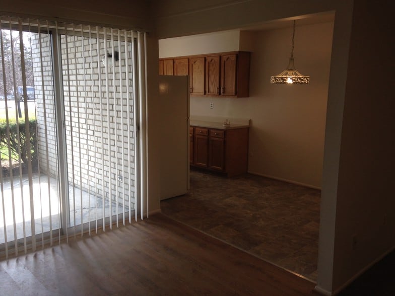 LIVING RM TO KIT - 33300 Freedom Rd