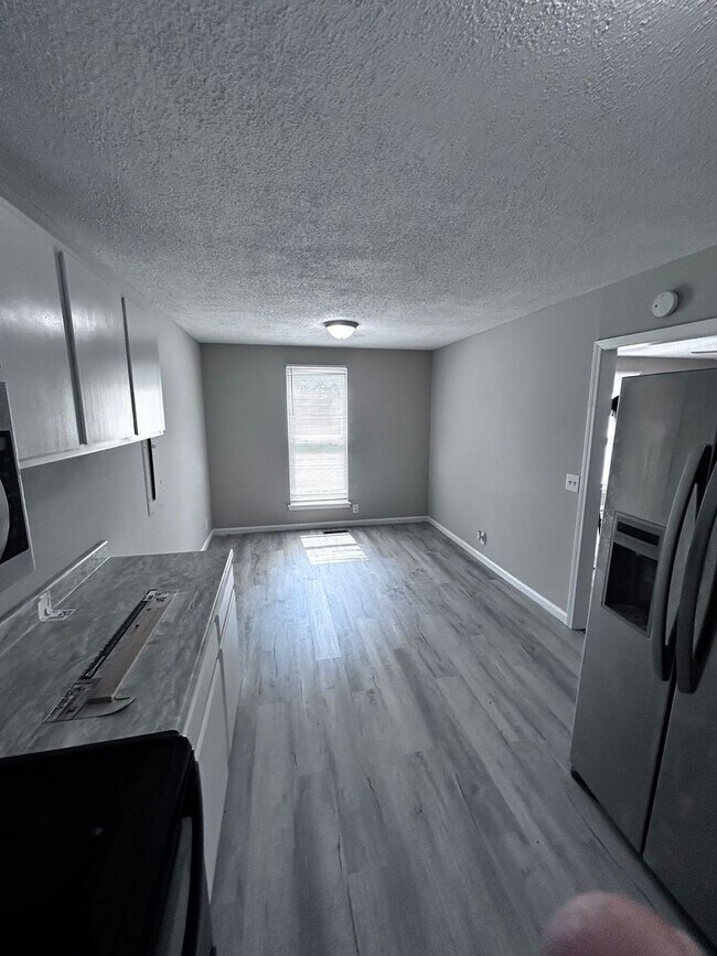 Building Photo - Large three bedroom, one and a half bath t...