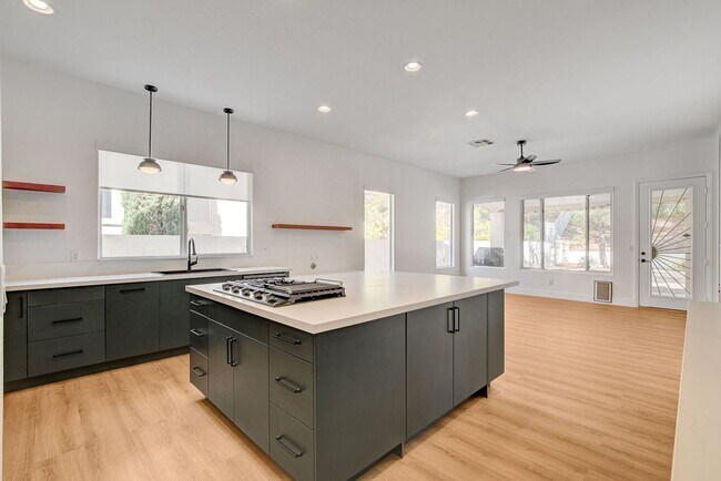 Building Photo - Popular Seven Hills Area, 1-Story, Complet...