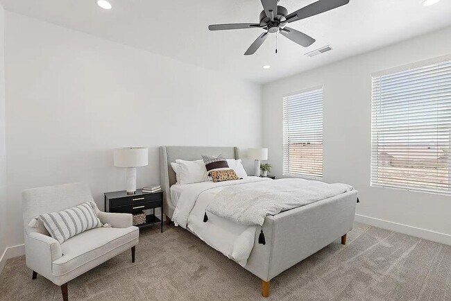 Building Photo - 1061 W Albertine Ln